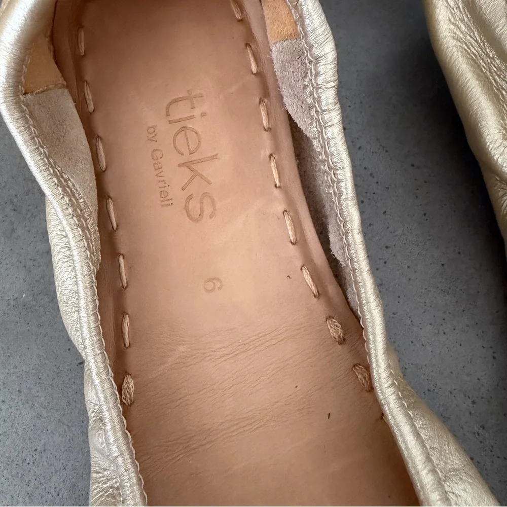 Tieks Women’s Champagne Gold Leather Ballet Flats with Turquoise Soles Size 6